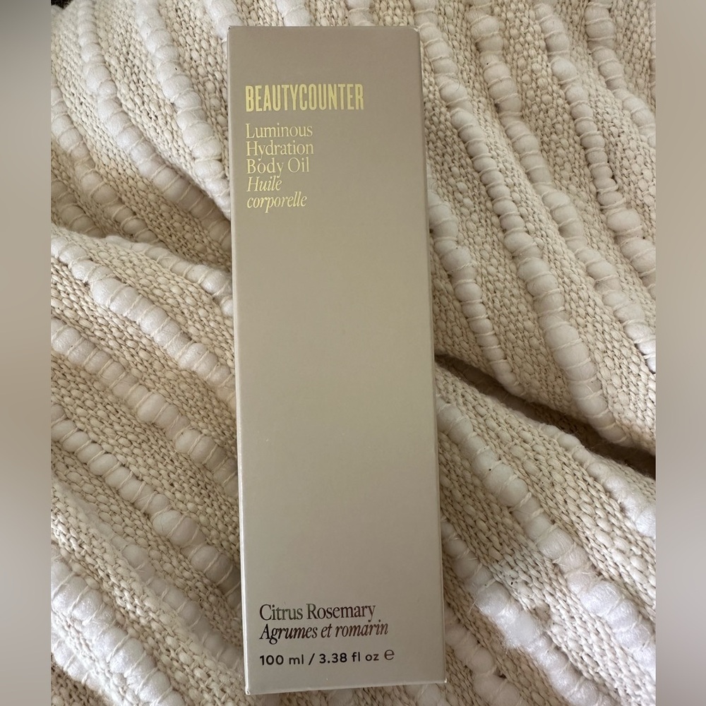 Beautycounter Luminous Hydration Body Oil
in Citrus Rosemary. New in box